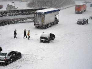 США терзает снежная буря: отменены тысячи авиарейов и гибнут люди