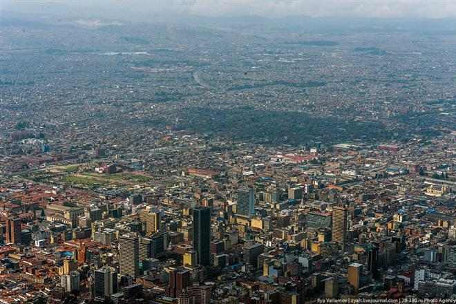 Мэра Боготы уволили из-за мусора на улицах