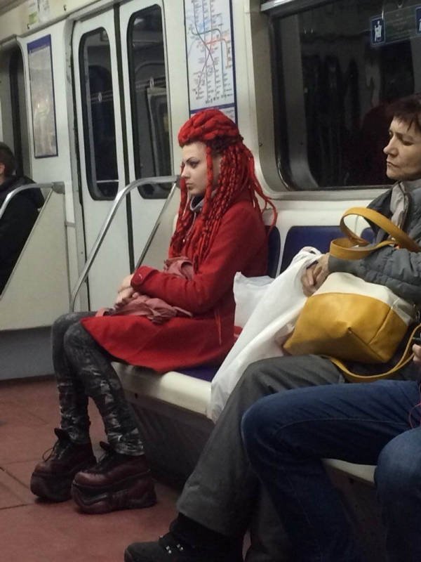 Когда в метро происходят странные вещи: смешные фото модников и модниц