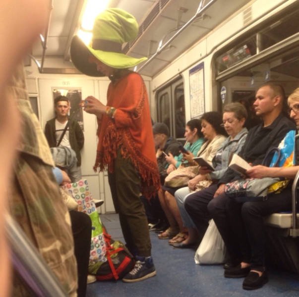 Когда в метро происходят странные вещи: смешные фото модников и модниц