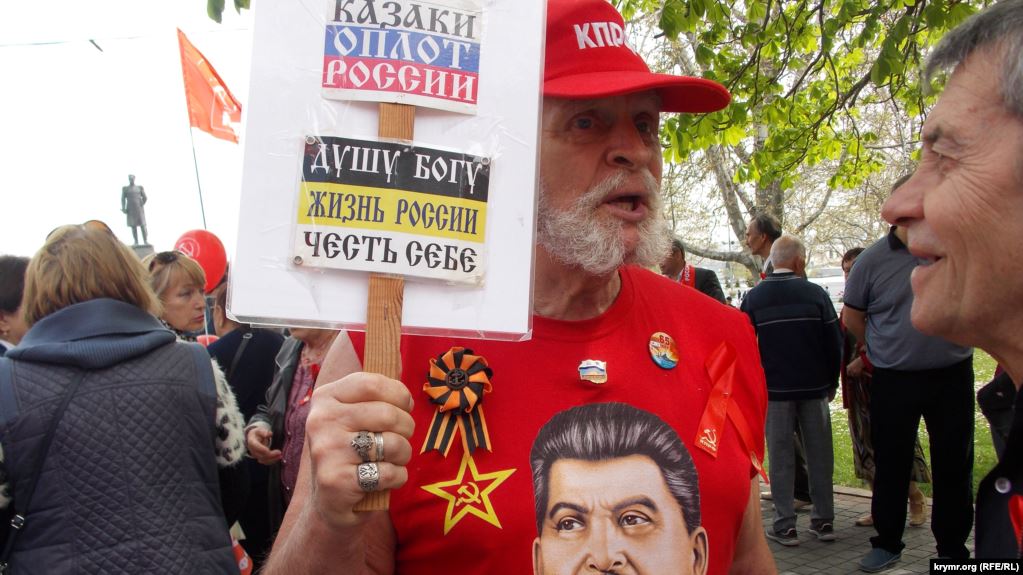 Участник первомайской демонстрации коммунистов на площади Нахимова в Севастополе