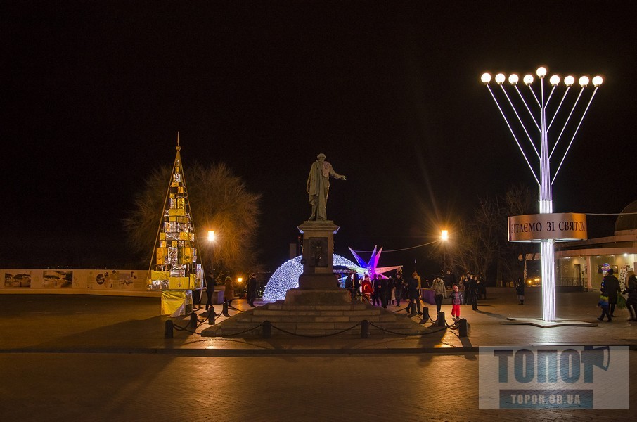 В Одессе Потемкинскую лестницу украсили светящимися фигурами (фото)