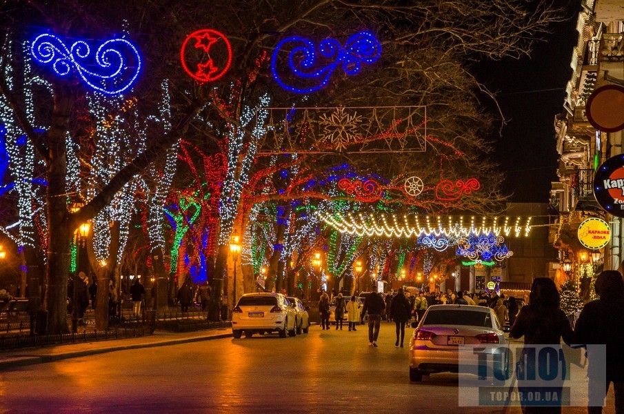 В Одессе Потемкинскую лестницу украсили светящимися фигурами (фото)