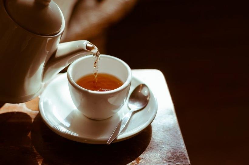 Гастроэнтеролог развенчал распространенные мифы о пользе и вреде чая