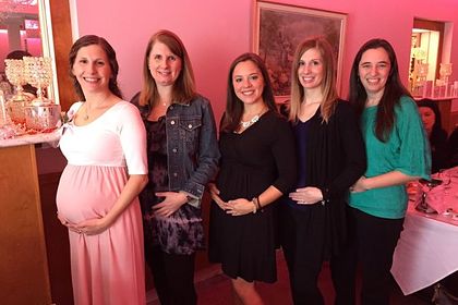 В США пять подруг одновременно забеременели. ФОТО