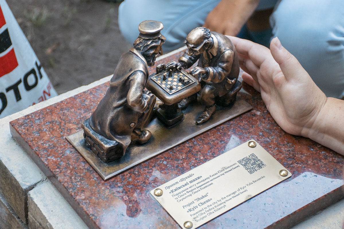 Миниатюрные «Киевские шахматисты» украшают знаменитый парк Шевченко в центре столицы