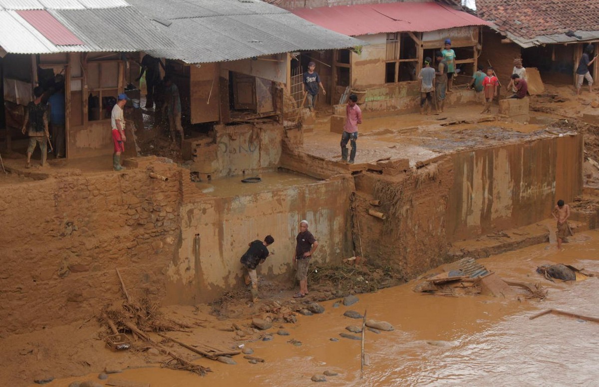 Последствия наводнения в Джакарте