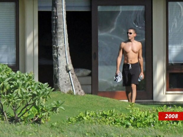 В сеть попали курьезные снимки Барака Обамы во время серфинга на Гавайях. ФОТО