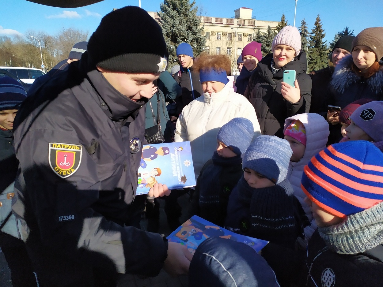 В центре Измаила выли полицейские сирены: дети встречали Рождество с патрульными. ВИДЕО