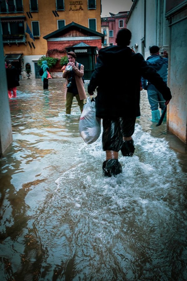 Фотограф провел день в затопленной Венеции, чтобы показать город с необычной стороны. ФОТО