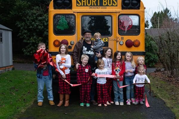 В США дедушка 10 внуков купил автобус, чтобы возить их в школу. ФОТО