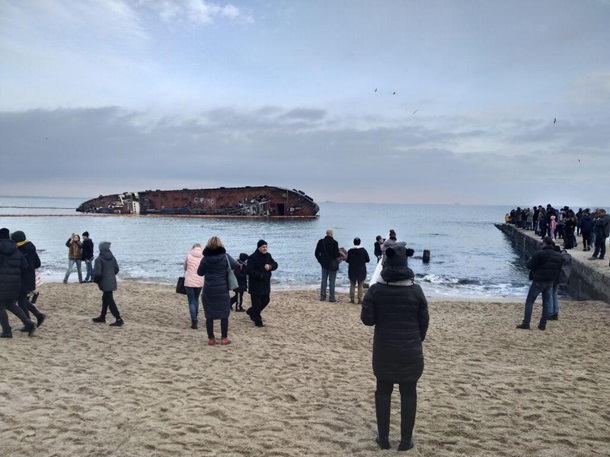 В Одессе затонувший танкер стал местом для фотосессий. ФОТО