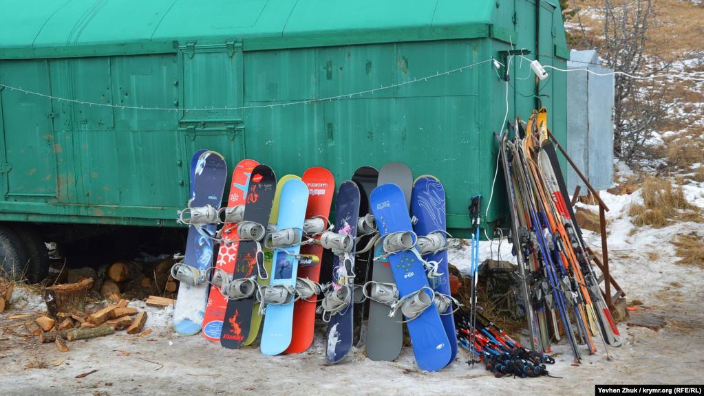 Аренда сноубордов, лыж и других средств для передвижения по снегу