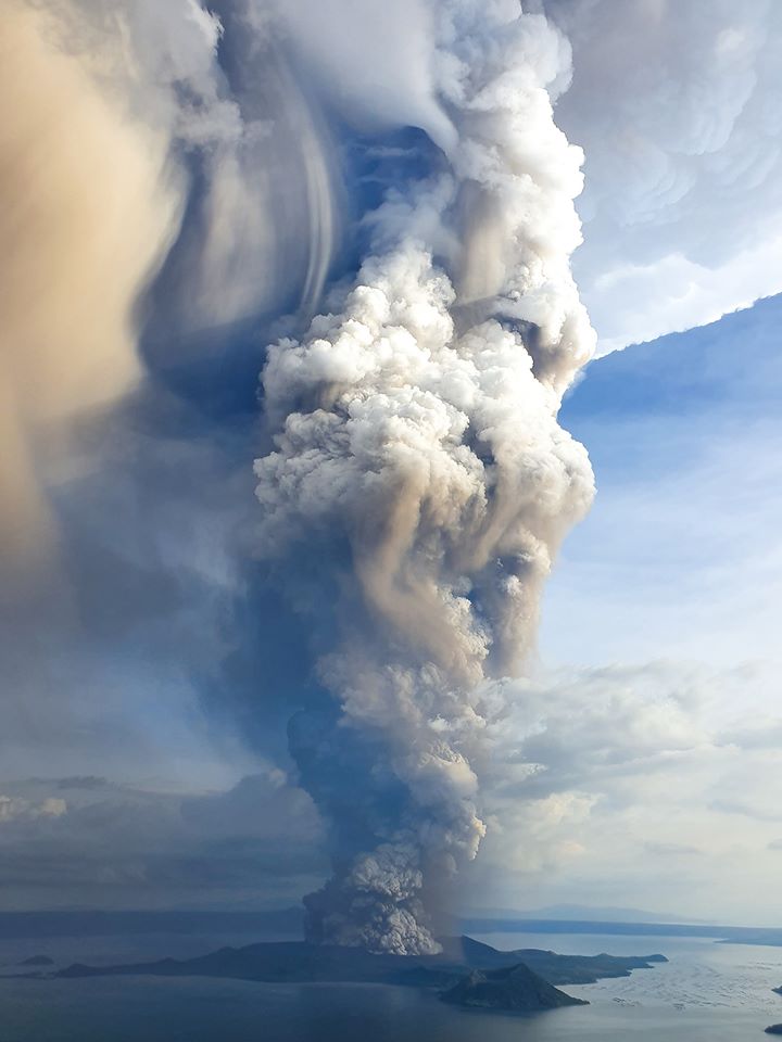 Опасная красота: 20 фотографий извержения вулкана Тааль, которое происходит на Филиппинах. ФОТО
