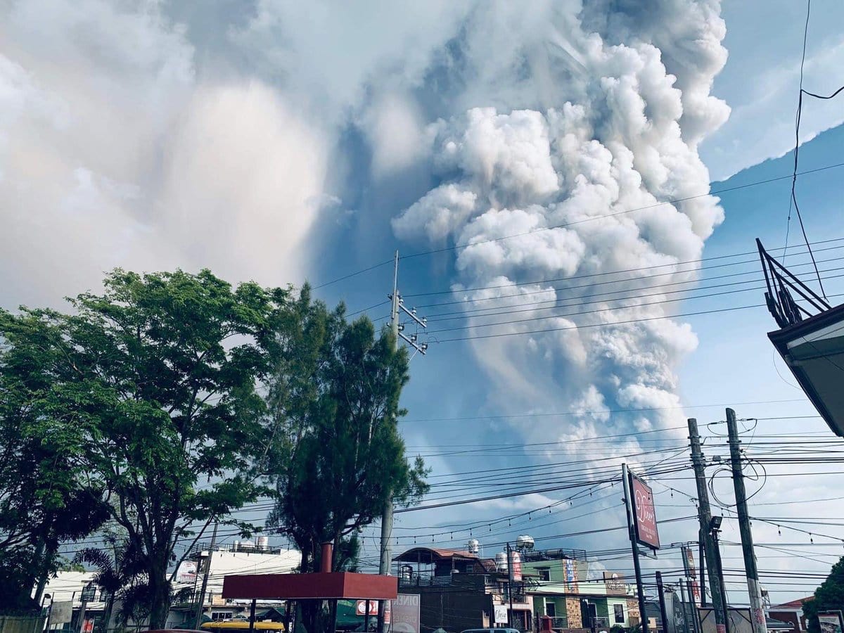 Опасная красота: 20 фотографий извержения вулкана Тааль, которое происходит на Филиппинах. ФОТО