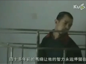Китаянка 40 лет держала сына в клетке 