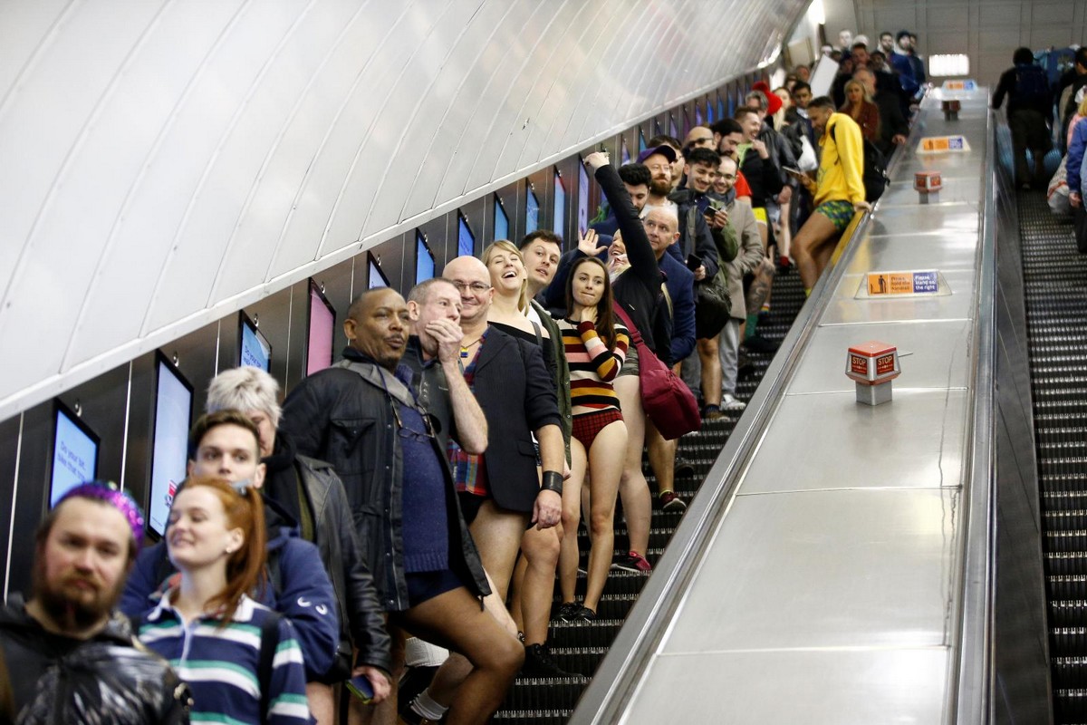 На улице без штанов. No Pants Subway Ride Москва. В метро без штанов 2020 Москва. No Pants Subway Ride Москва метро. Флэшмоб в метро без штанов в Москве 2017.