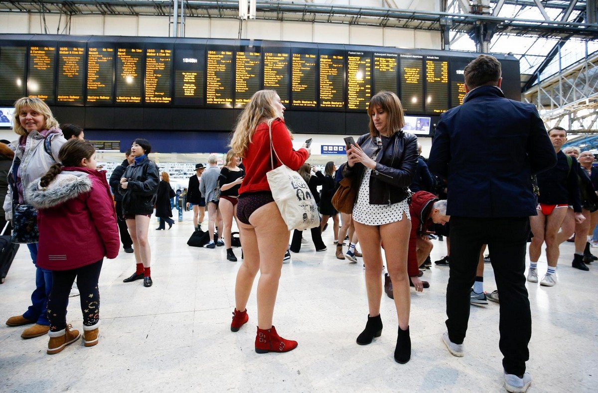 Флешмоб в метро. No Pants Subway Ride 2020. В метро без штанов 2020 Москва. В метро без штанов и юбок 2020. Флешмоб 