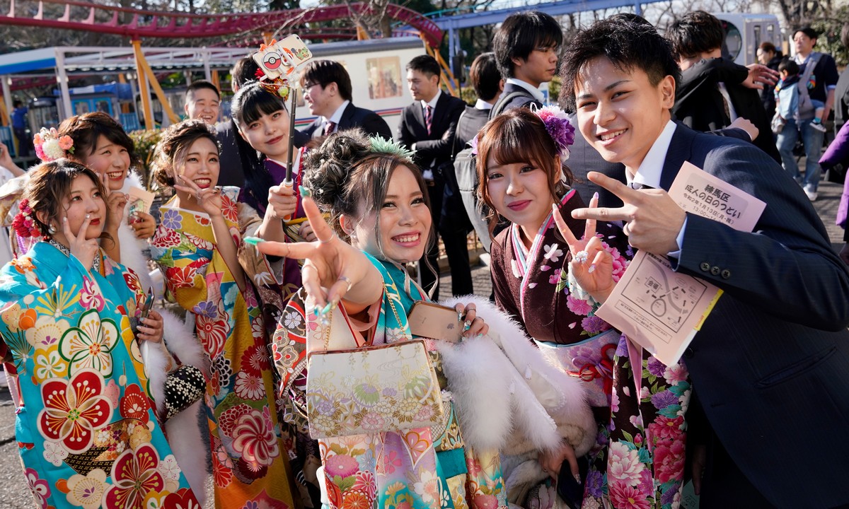 Молодые японцы отмечают День совершеннолетия 2020. ФОТО