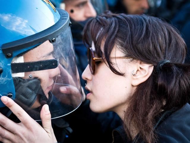 В Италии манифестантку обвинили в "изнасиловании" полицейского