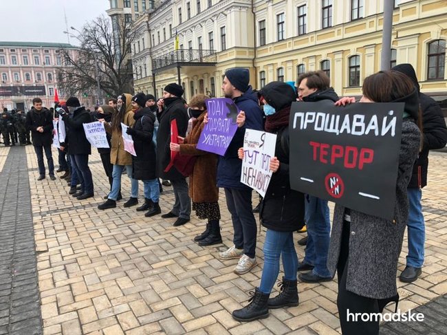 Участников акции против ультраправого насилия забросали петардами в центре Киева 02