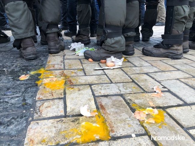 Участников акции против ультраправого насилия забросали петардами в центре Киева 03