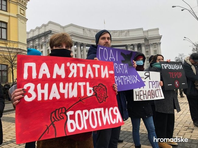 Участников акции против ультраправого насилия забросали петардами в центре Киева 04