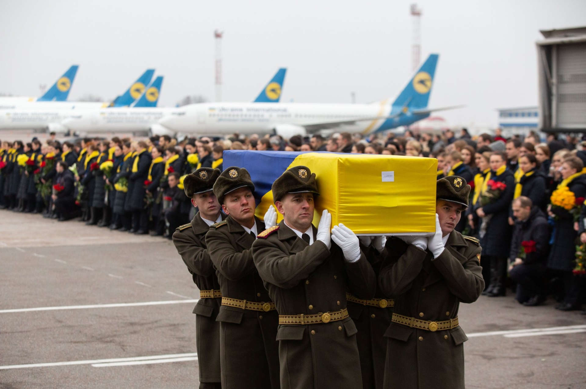 Самолет с украинским флагом