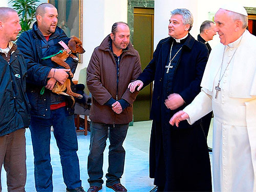 Папа Римский в свой день рождения позавтракал в компании бездомных