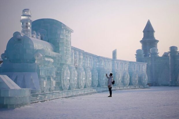 В сети показали невероятные снимки с крупнейшего китайского фестиваля ледовых скульптур . ФОТО