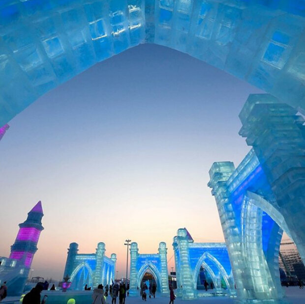 В сети показали невероятные снимки с крупнейшего китайского фестиваля ледовых скульптур . ФОТО