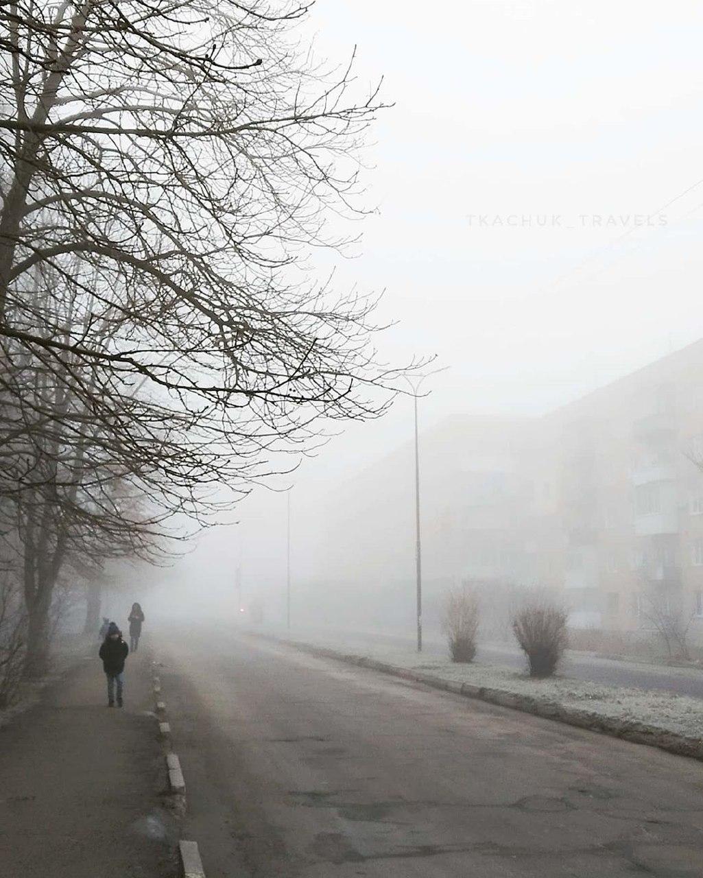 Украину накрыло густым туманом: в сети делятся завораживающими фото