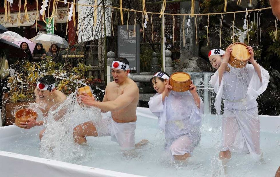 Традиционное купание в холодной воде 2020 в Японии