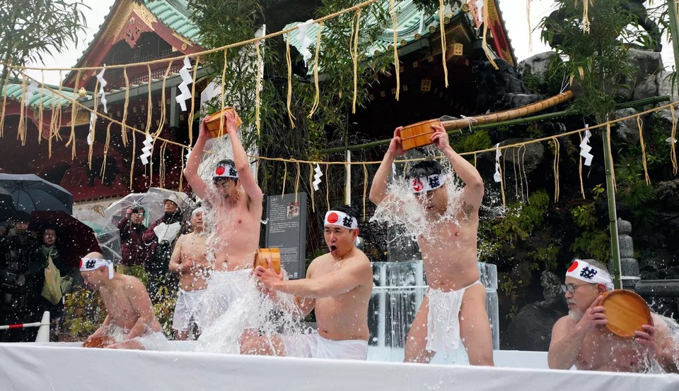 Традиционное купание в холодной воде 2020 в Японии