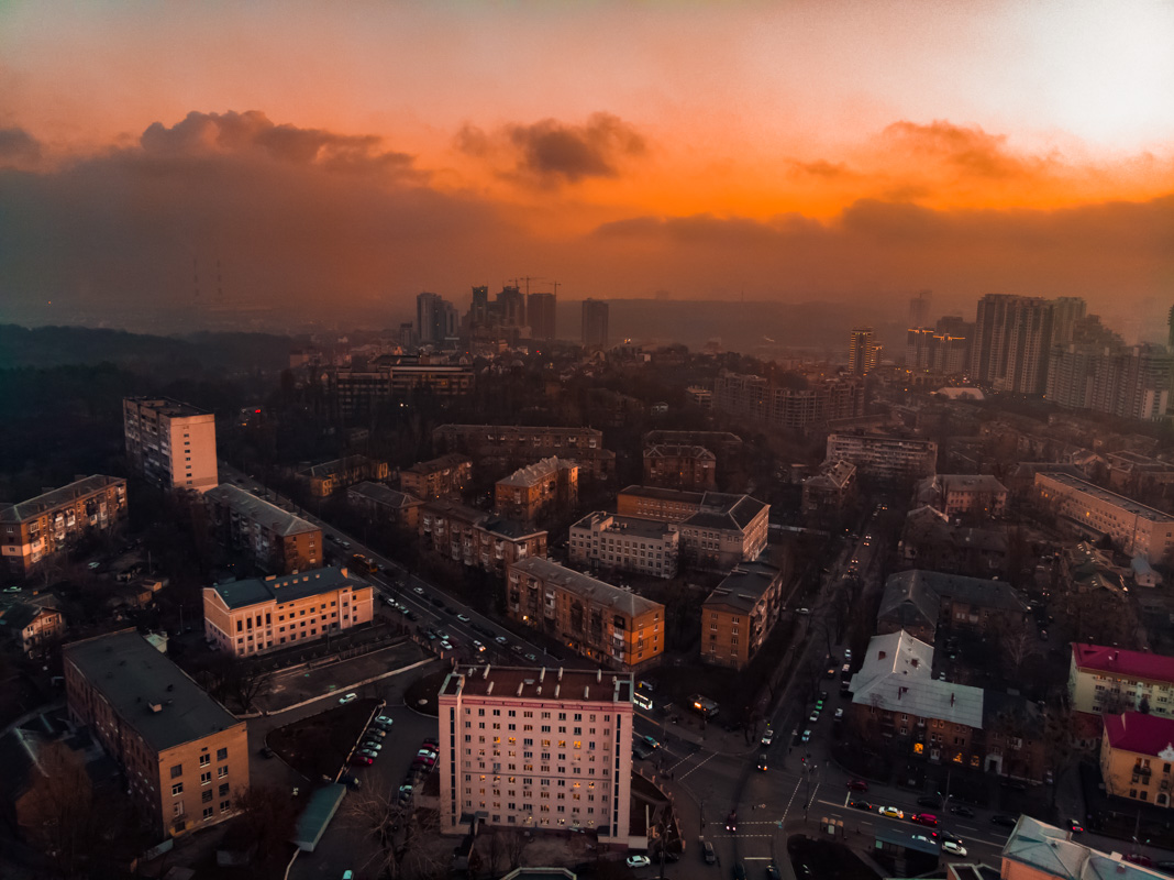 Словно песчаная буря, накрывающая город 