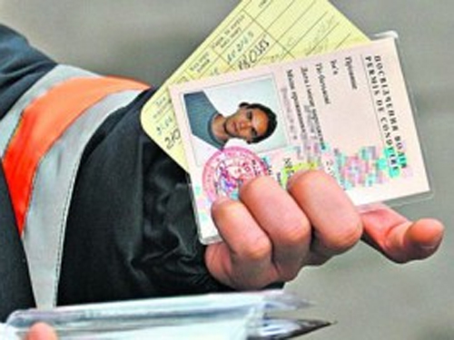 Водительские права предлагают исключить из списка удостоверяющих личность документов