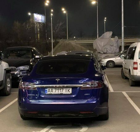 В сети высмеяли водителя Tesla, который припарковался на месте для инвалидов. ФОТО