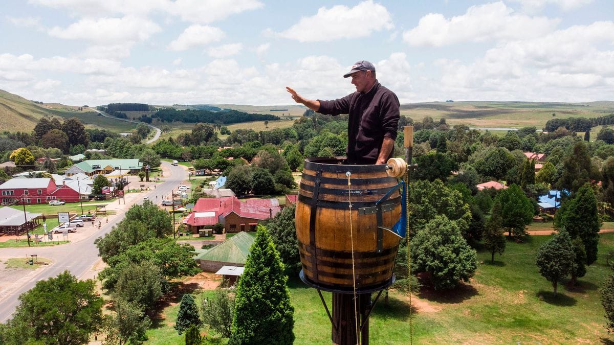 Житель ЮАР 2 месяца живёт в бочке на столбе и не собирается спускаться. У него есть интернет и свой тренер! ФОТО