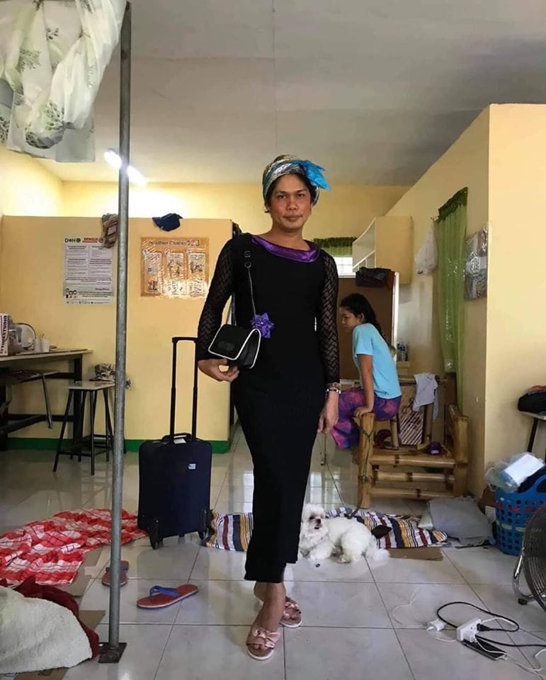 Филиппинцы, эвакуированные из-за извержения, не унывают и собирают странные образы из пожертвованной им одежды. ФОТО