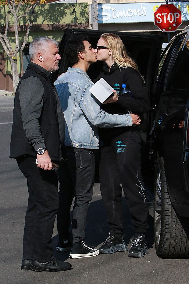 Софи Тернер нежно поцеловала Джо Джонаса после свидания. ФОТО
