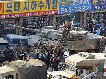 Корейский танкист заснул по дороге с учений, по пути раздавив две легковушки и протаранив несколько грузовиков