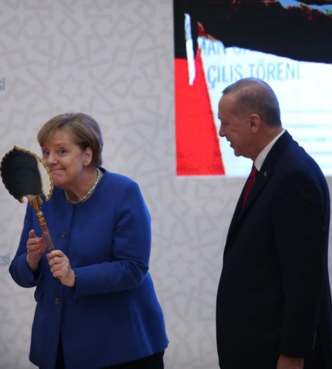 Меркель рассмешила Сеть реакцией на подарок Эрдогана. ФОТО