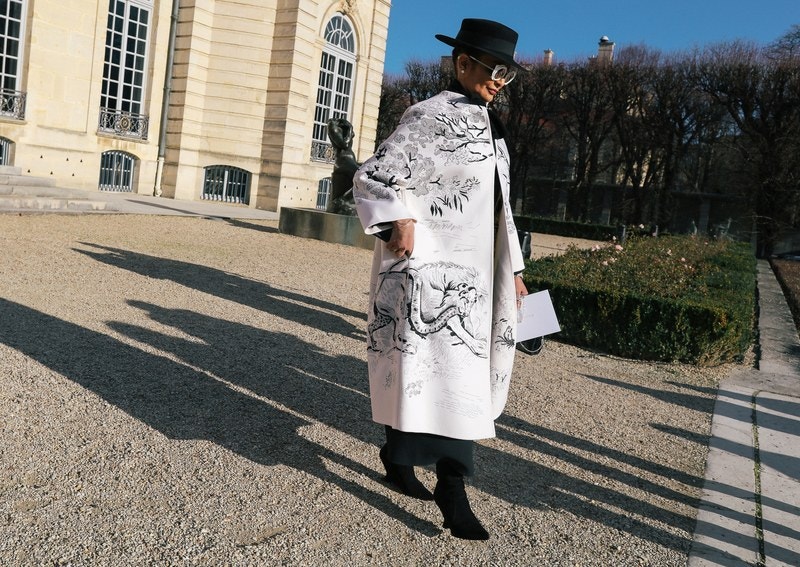 Модники на улицах: самые яркие образы гостей показов с Недели моды в Париже. ФОТО