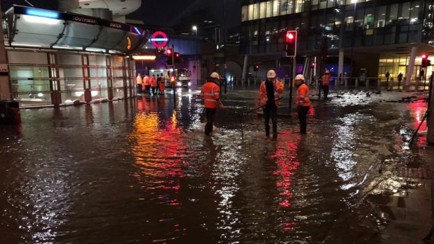В Лондоне затопило станцию метро - фото 3