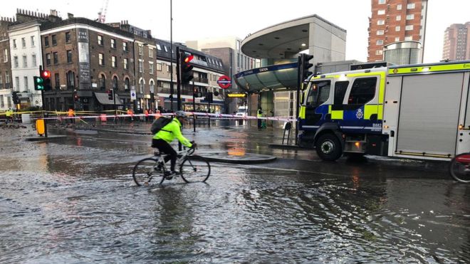 В Лондоне затопило станцию метро - фото 4