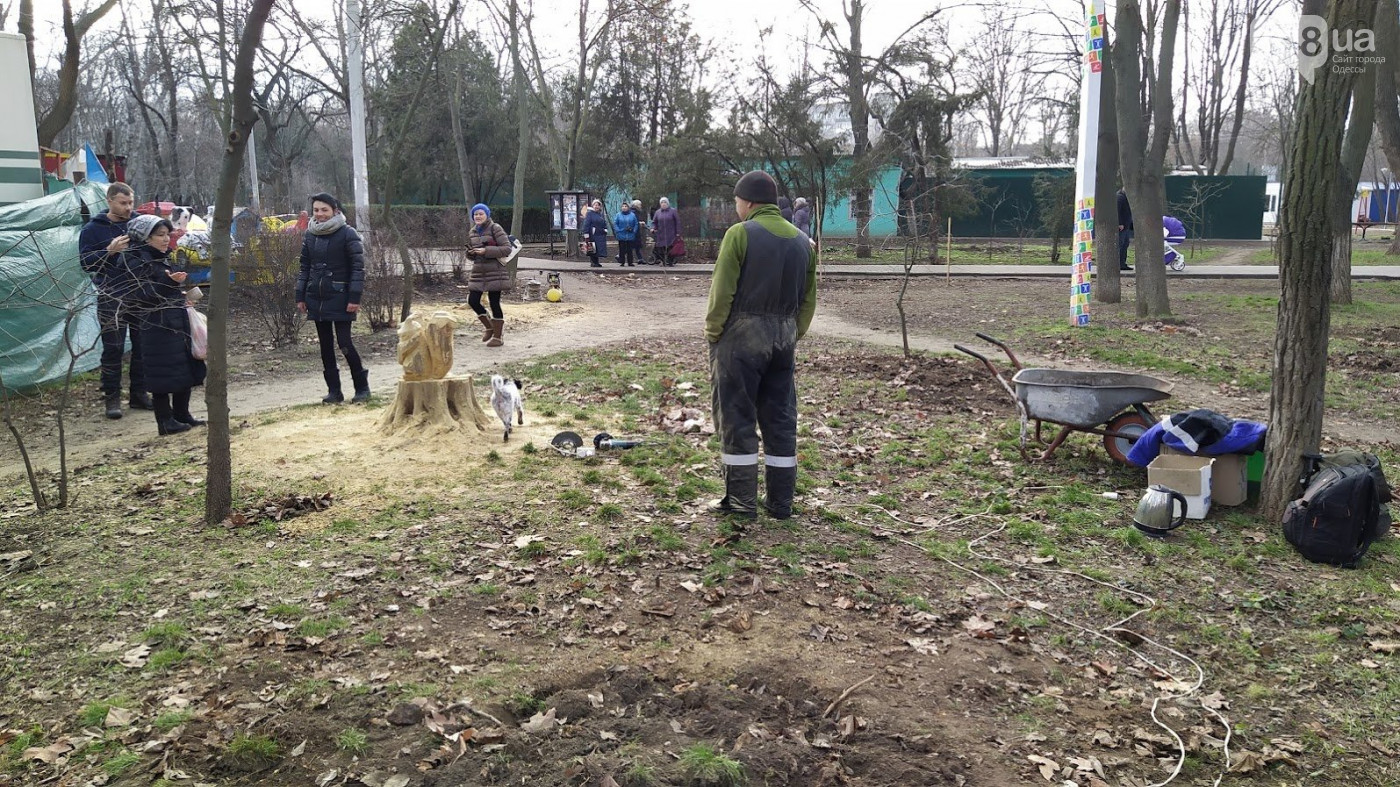 Скульптуры из пеньков в парке Горького