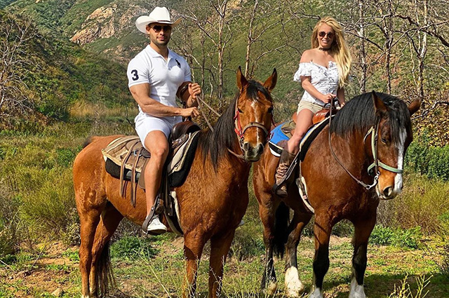 Бритни Спирс устроила конную прогулку с бойфрендом. ФОТО