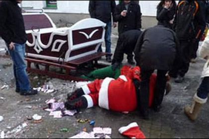В Польше пьяный Санта с помощницей попали в аварию на санях 
