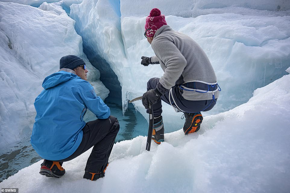 Британец первым в мире проплыл под тающим антарктическим льдом. ФОТО