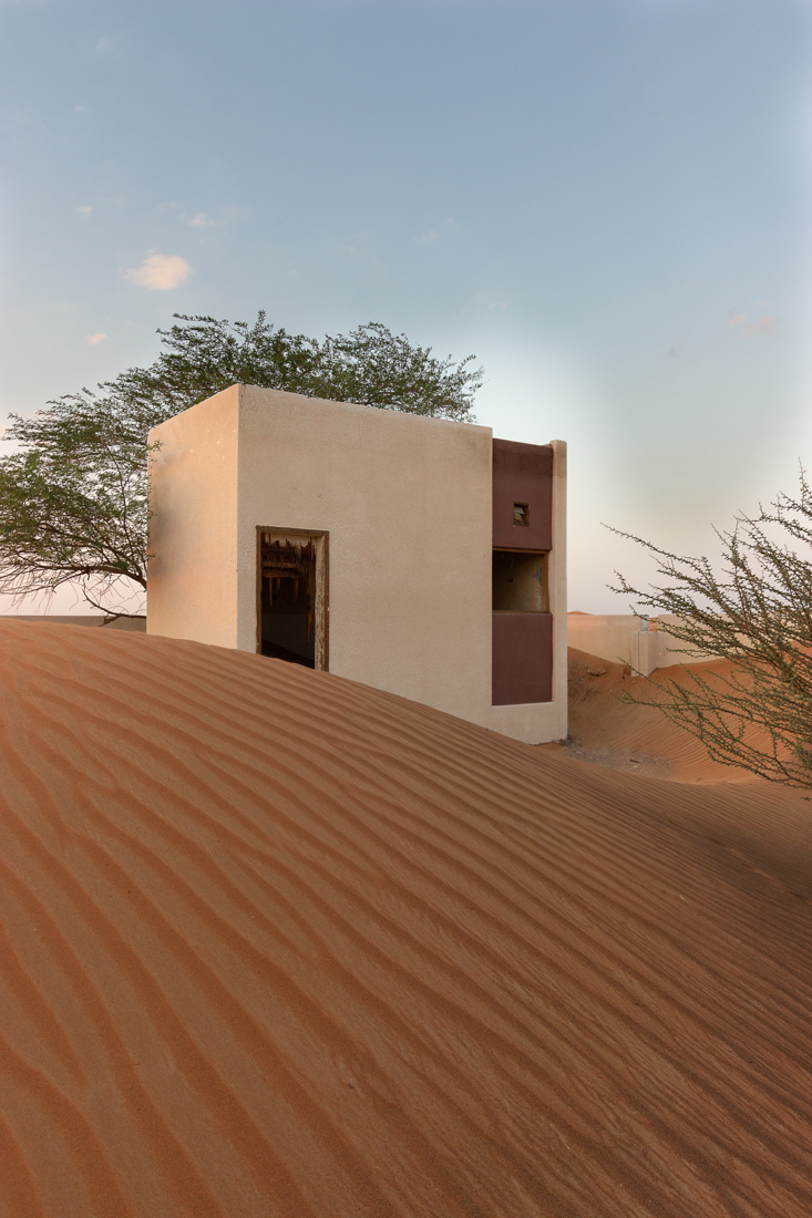 Призрачная заброшенная деревня в пустыне недалеко от Дубая